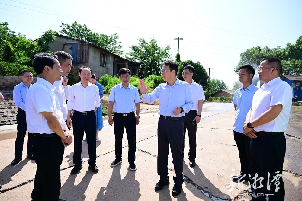 胡贺波在湖南九益泽环保科技有限公司调研。（全媒体记者 方阳 摄）.png