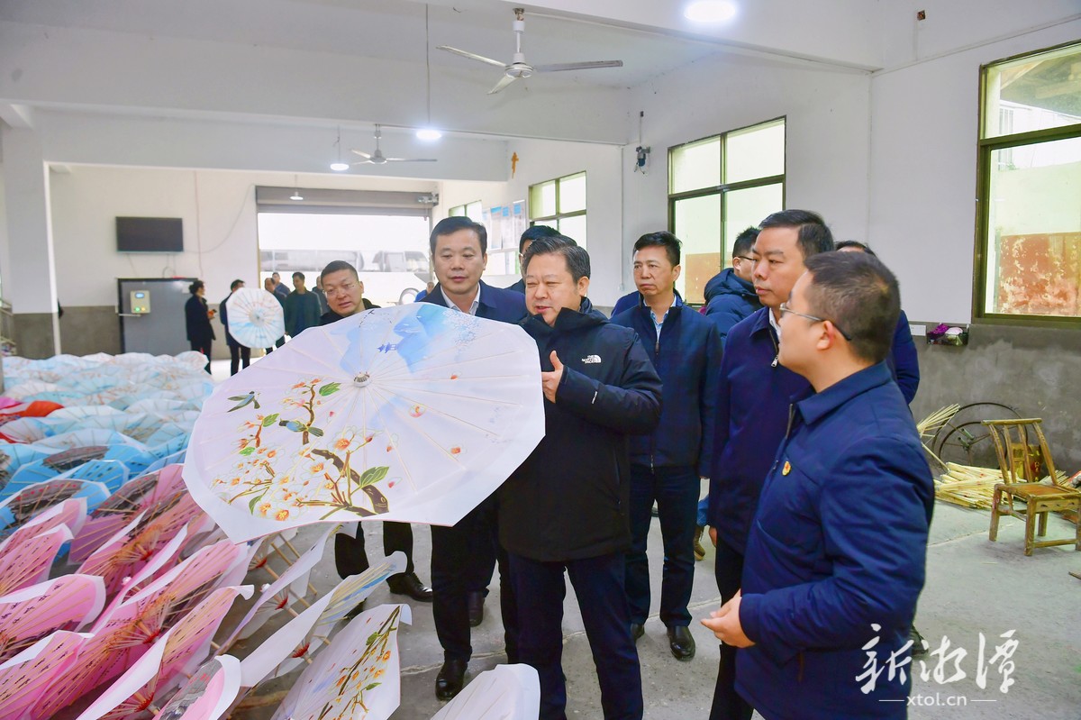 刘志仁在石鼓镇将军村,调研油纸伞产业发展情况。（全媒体记者 方阳 摄）.png