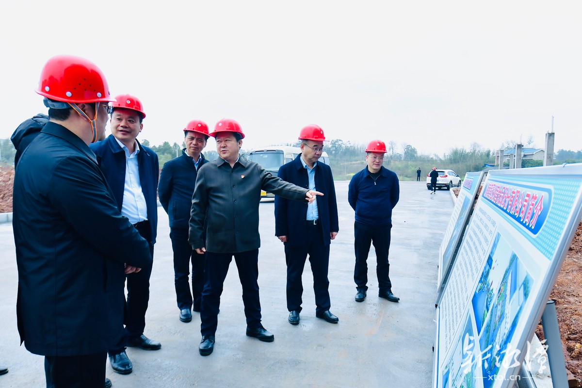 刘志仁在花石镇湘莲现代农业产业加工园,调研湘莲产业发展情况。（全媒体记者 方阳 摄）.png