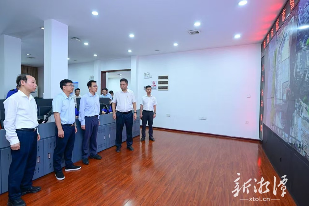 胡贺波在市城管执法局调研。（全媒体记者 方阳 摄）.png