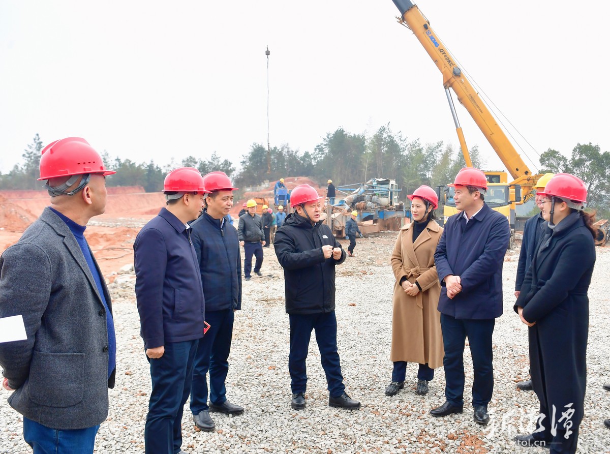 刘志仁在分水乡湾头村,督查矿泉水生产加工项目建设情况。（全媒体记者 方阳 摄）.png
